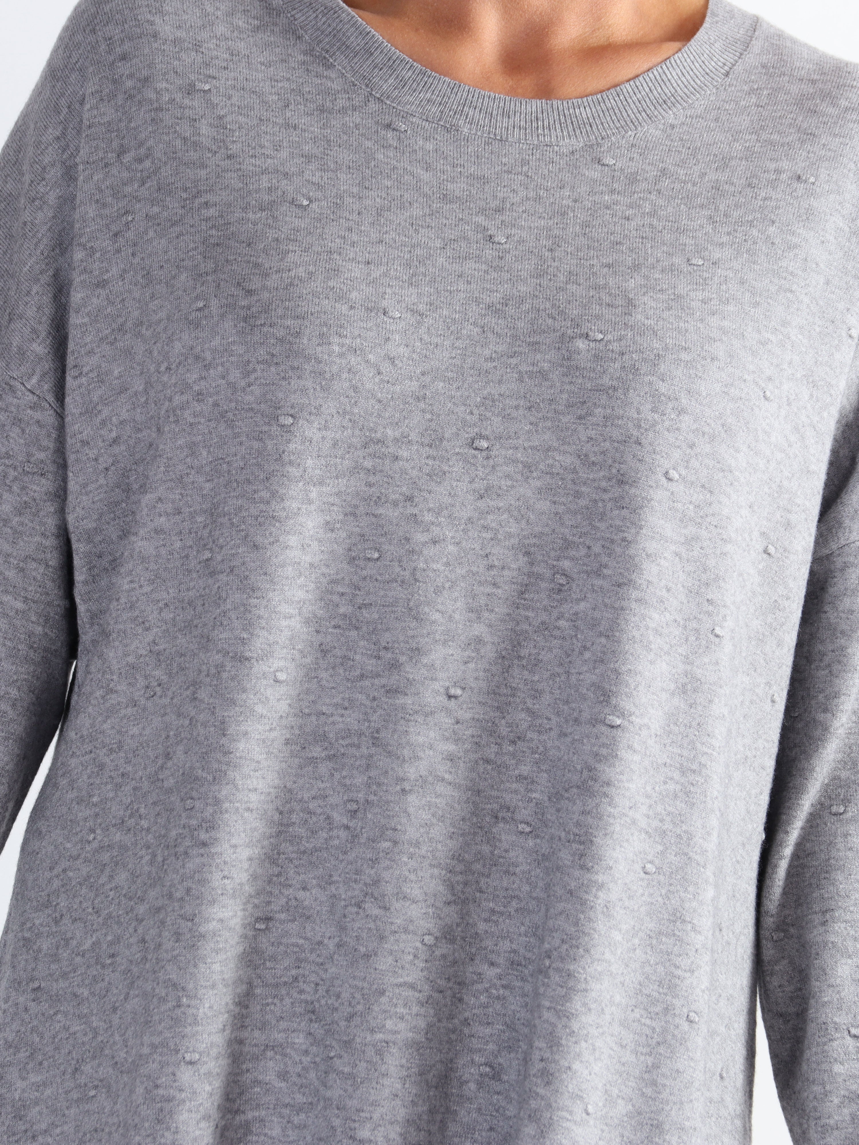 Zina - Plus size strikbluse med prikket detaljer i stoffet